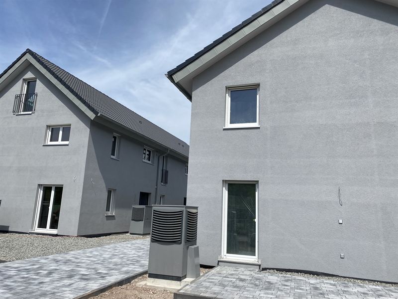 Zwei Häuser des Boarding House mit gepflastertem Hof
